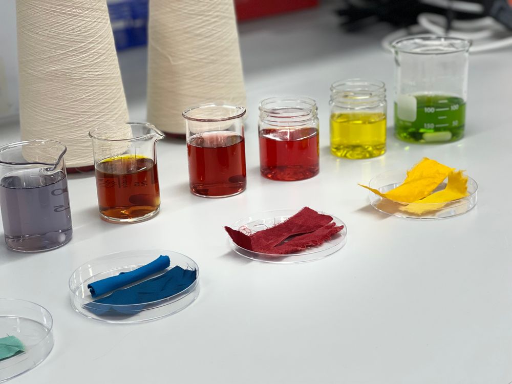 Tekstil laboratuvarında boya ve kumaş numunelerinin değerlendirilmesi